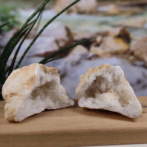 Offene Quarz Geode auf Holztisch – Unikat Nr. 45 – Stabilität und Klarheit – Harmonie für den Wohnraum