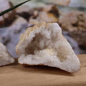 Quarz Geode geöffnet – Glücksgeode – Stabilität und Klarheit – 13x10x8cm - Unikat Nr. 45, naturprodukt mit Quarzkristallen.