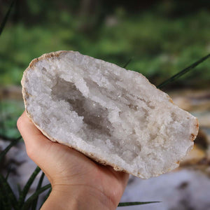 Quarz Geode geöffnet – Glücksgeode – Stabilität und Klarheit – 15x10x8cm - Unikat Nr. 46 in Hand, dekorative Kristalle