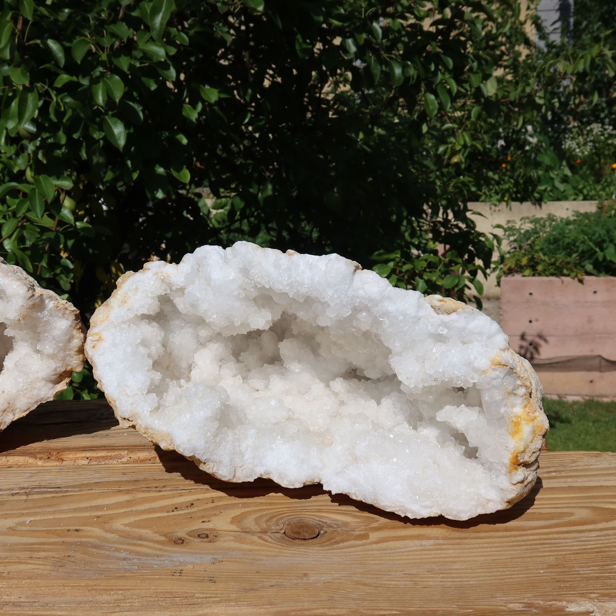 Quarz Geode geöffnet -XXL– Glücksgeode – Stabilität und Klarheit – 37x36x19cm - Unikat Nr. 5 auf Holz präsentiert