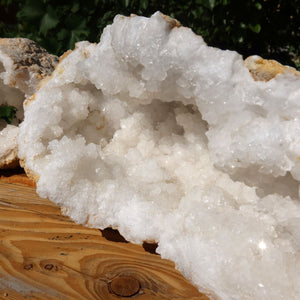 Quarz Geode geöffnet -XXL– Glücksgeode – Stabilität und Klarheit – 37x36x19cm - Unikat Nr. 5 aus Marokko auf Holzoberfläche