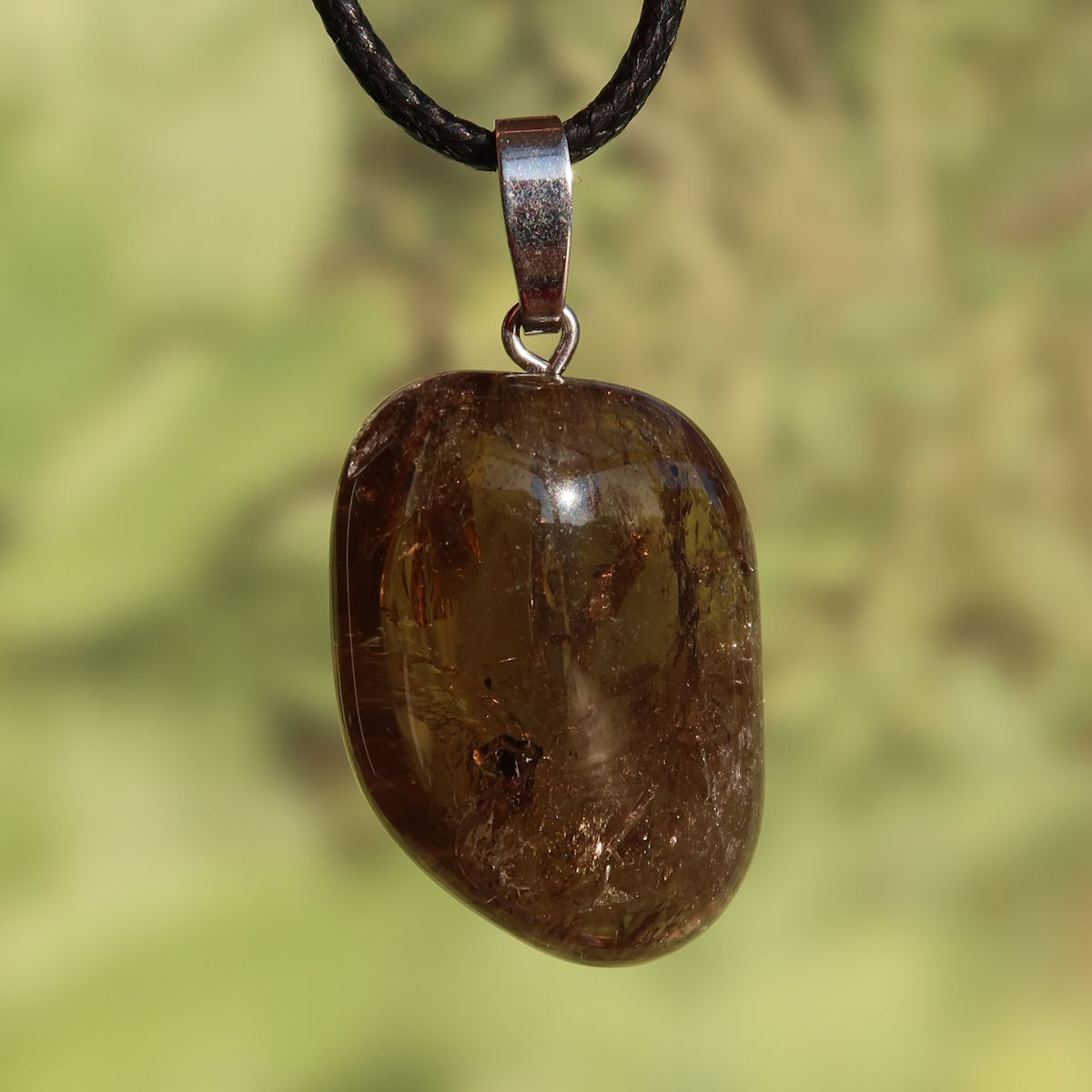 Rauchquarz Anhänger - Anti Stress Stein - Nr. 18 an einem schwarzen Halsband, naturbelassene Farbe und Struktur.