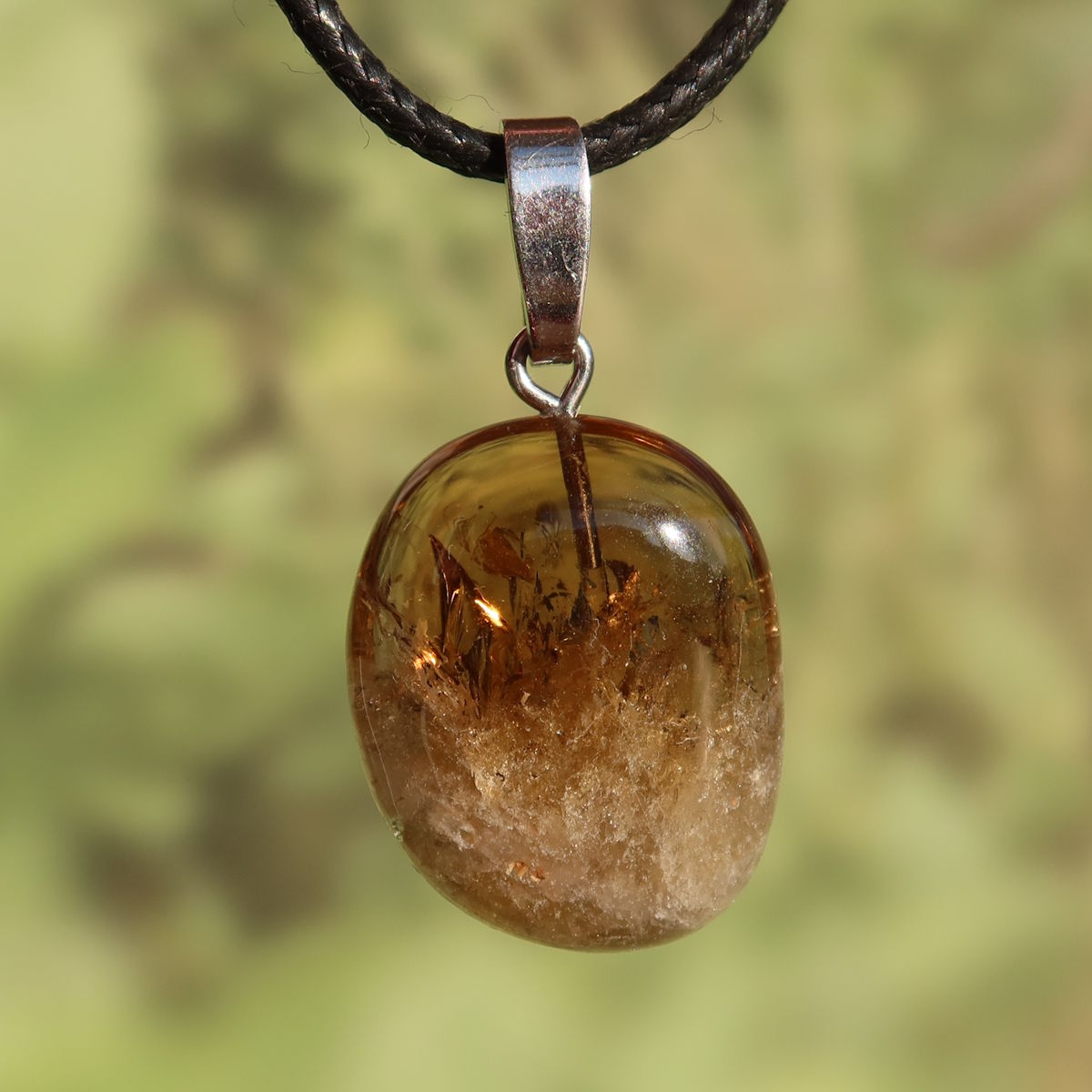 Rauchquarz Anhänger - Anti Stress Stein - Nr. 7 mit natürlicher Tiefe und feinen Nuancen auf einem Lederband.