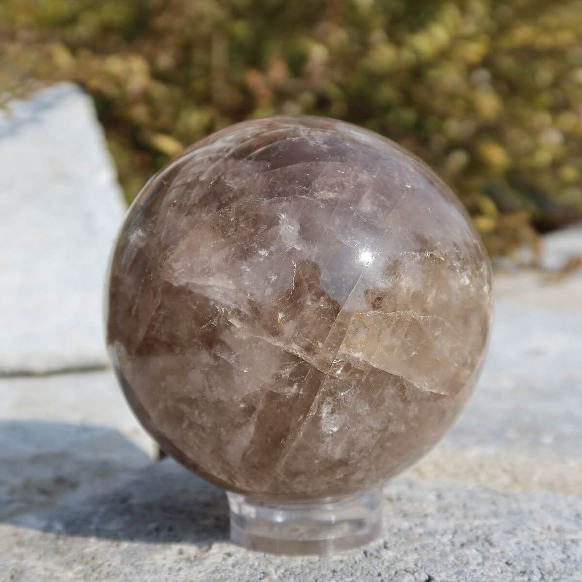 Rauchquarz Kugel geschliffen UNIKAT Nr. 10, Steinkugel in einzigartigem Braun-Grau-Ton, erhältlich bei Steinwelten, jetzt online kaufen
