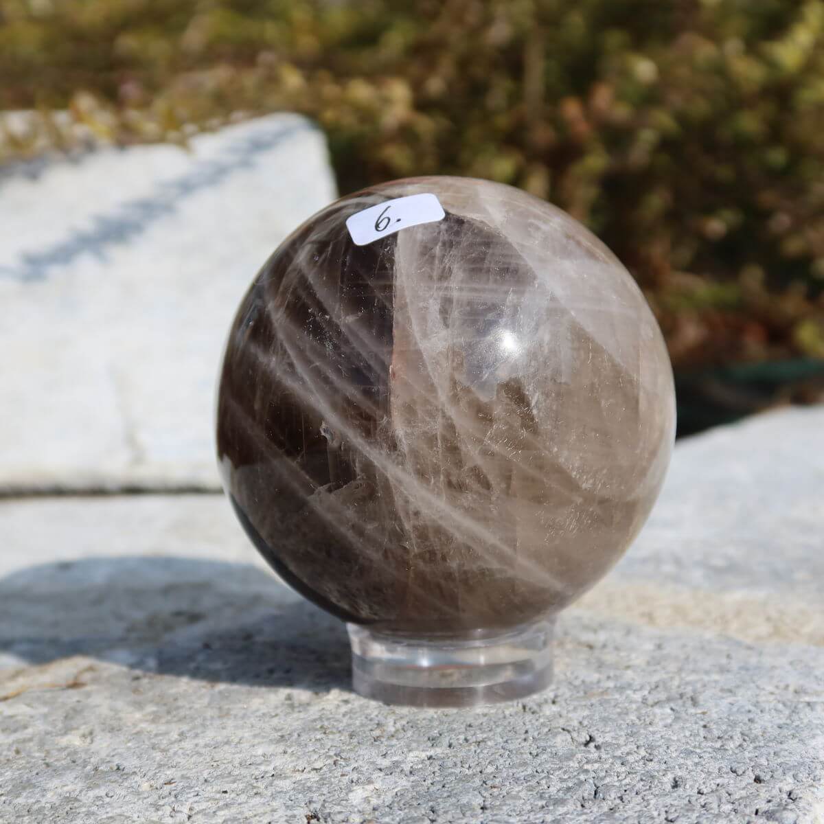 Rauchquarz Kugel geschliffen UNIKAT Nr. 6 bei Steinwelten Graz kaufen, mystische braune Farbe, natürliche Eleganz, ideale Beleuchtung.