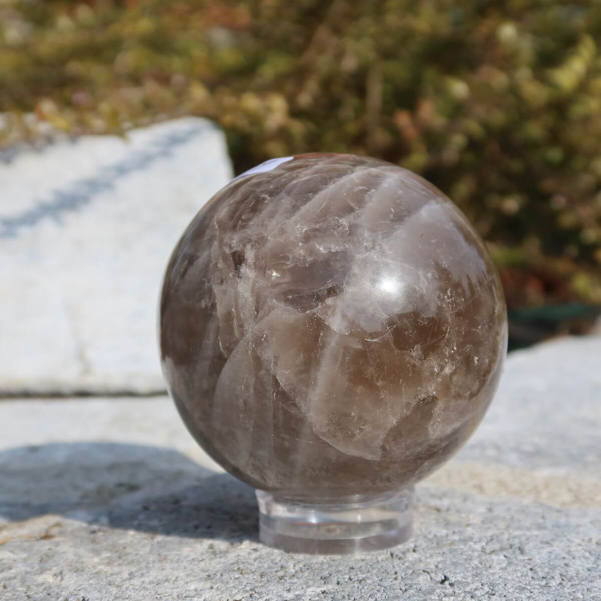 Rauchquarz Kugel geschliffen UNIKAT Nr. 6 bei Steinwelten Graz kaufen, mystische braune Farbe, natürliche Eleganz, ideale Beleuchtung.