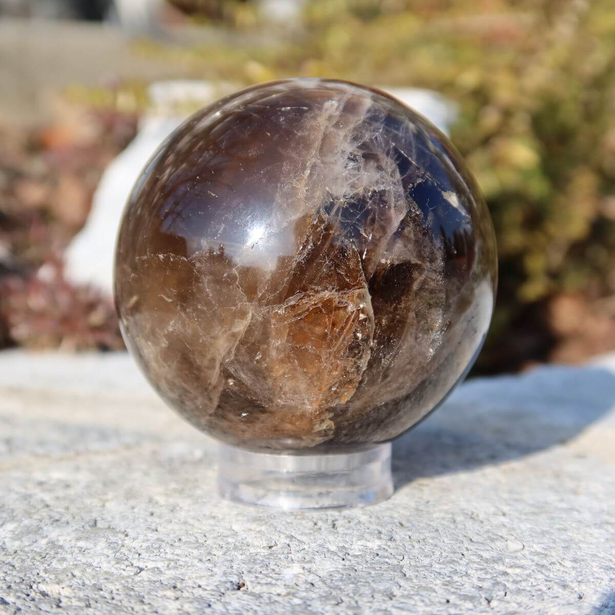 Rauchquarz Kugel geschliffen UNIKAT Nr. 7 auf Stein, mystischer Braungrau-Ton, jetzt online kaufen bei Steinwelten.