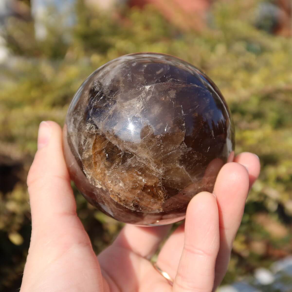 Rauchquarz Kugel geschliffen UNIKAT Nr. 7 auf Stein, mystischer Braungrau-Ton, jetzt online kaufen bei Steinwelten.