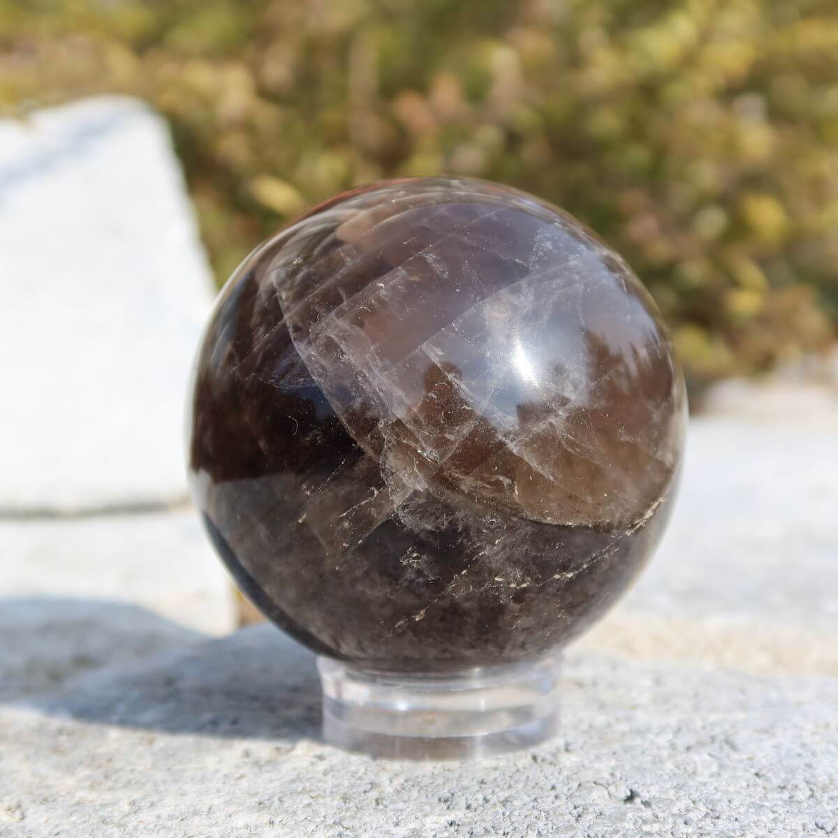 Rauchquarz Kugel geschliffen UNIKAT Nr. 9 mit mystischem tiefbraunem Farbton, erhältlich bei Steinwelten online kaufen.