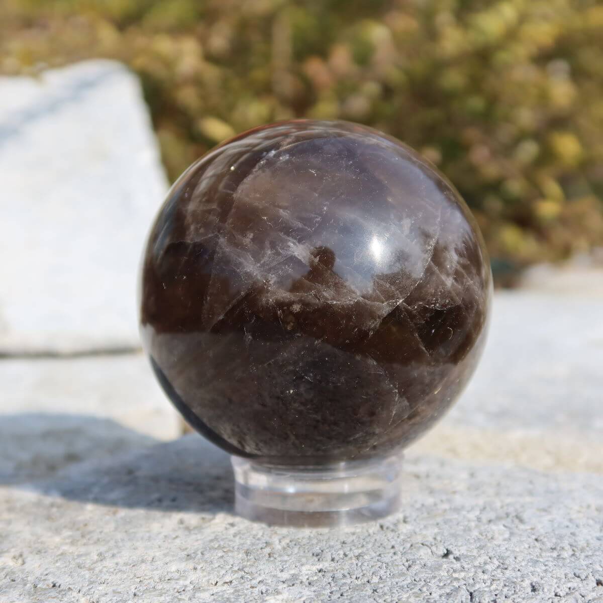 Rauchquarz Kugel geschliffen UNIKAT Nr. 9 mit mystischem tiefbraunem Farbton, erhältlich bei Steinwelten online kaufen.