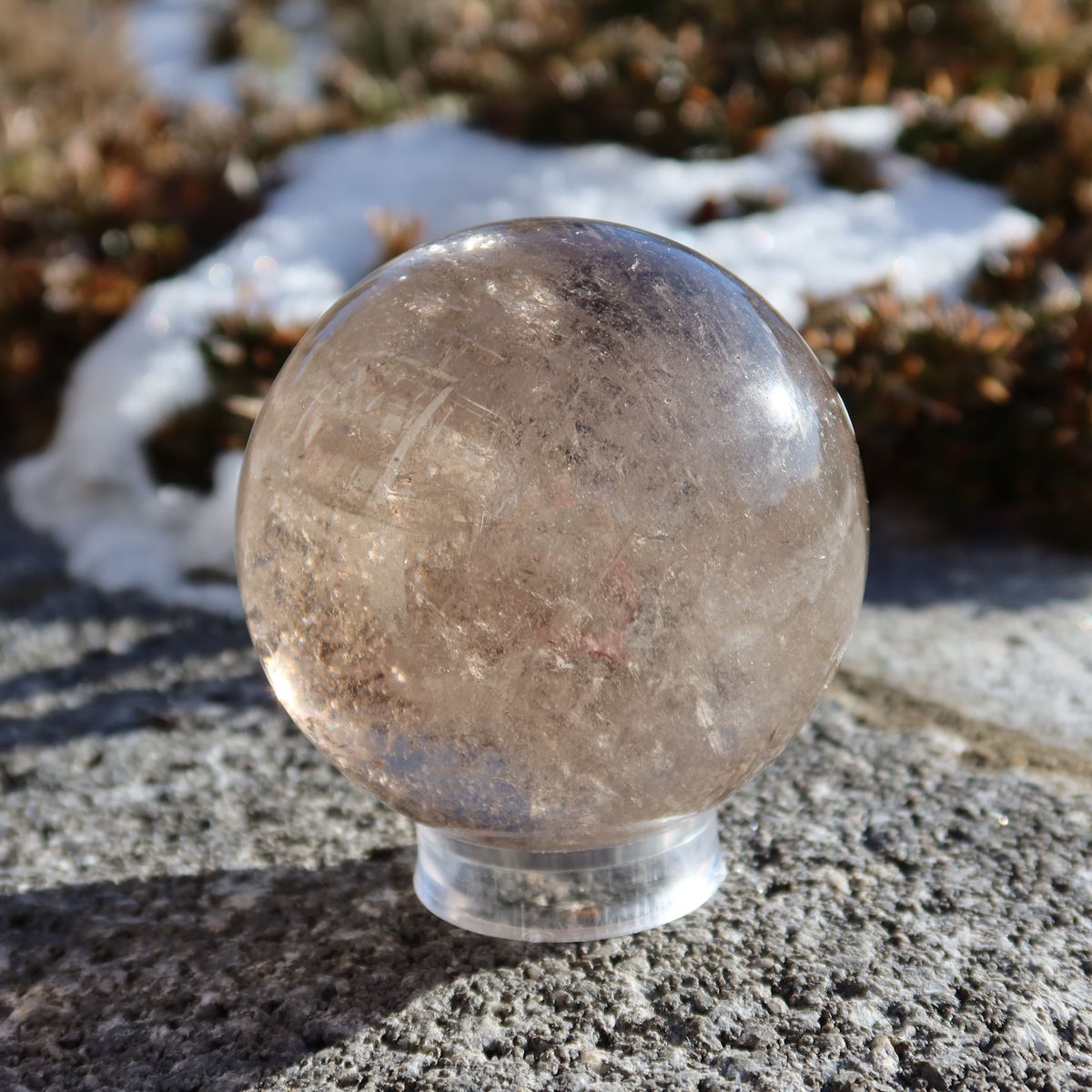 Rauchquarz Kugel – Natürliche Kristallkugel 60mm Durchmesser Nr. 45 glänzt in der Sonne, einzigartige Einschlüsse und feine Farbverläufe.