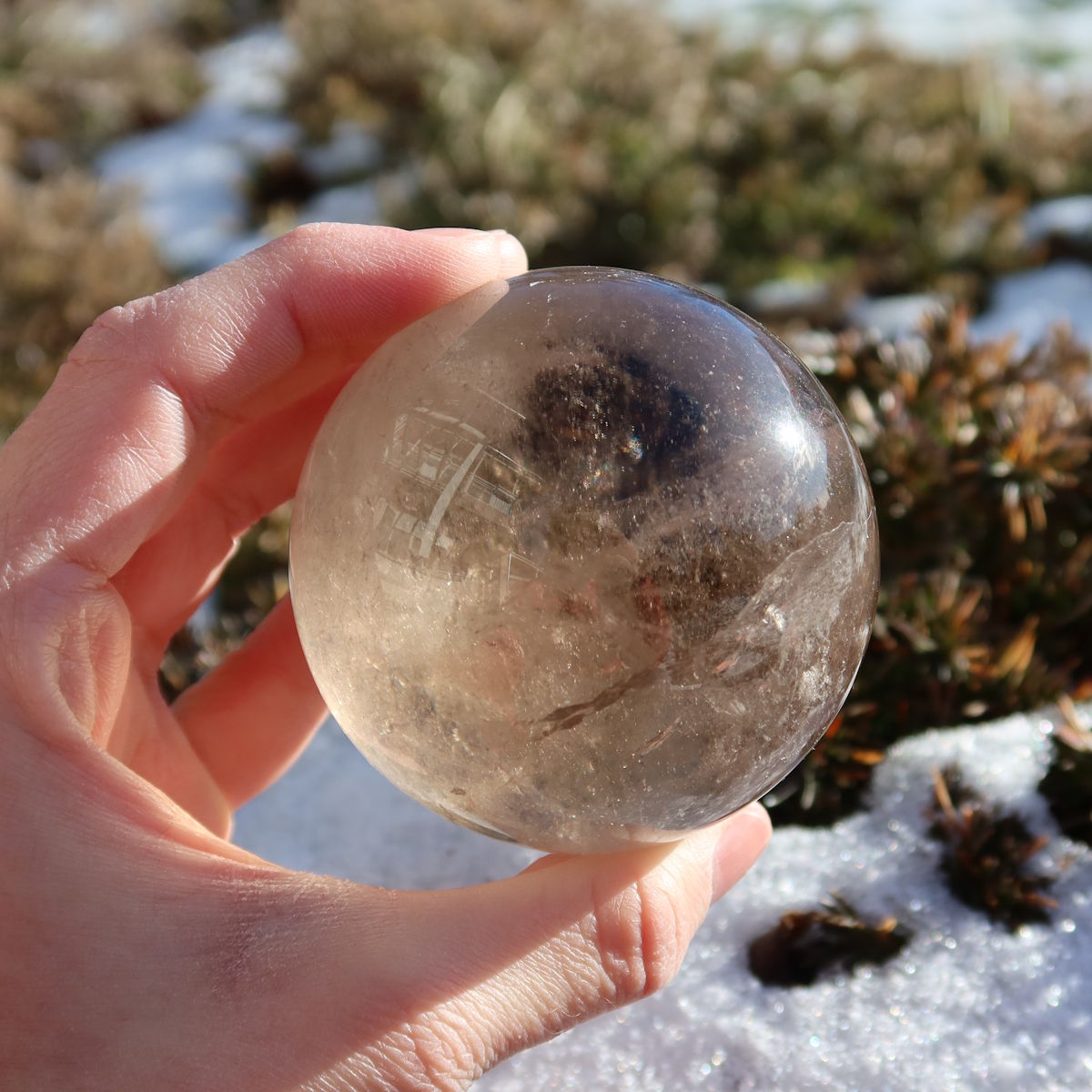 Rauchquarz Kugel – Natürliche Kristallkugel 60mm Durchmesser Nr. 45 glänzt in der Sonne, einzigartige Einschlüsse und feine Farbverläufe.