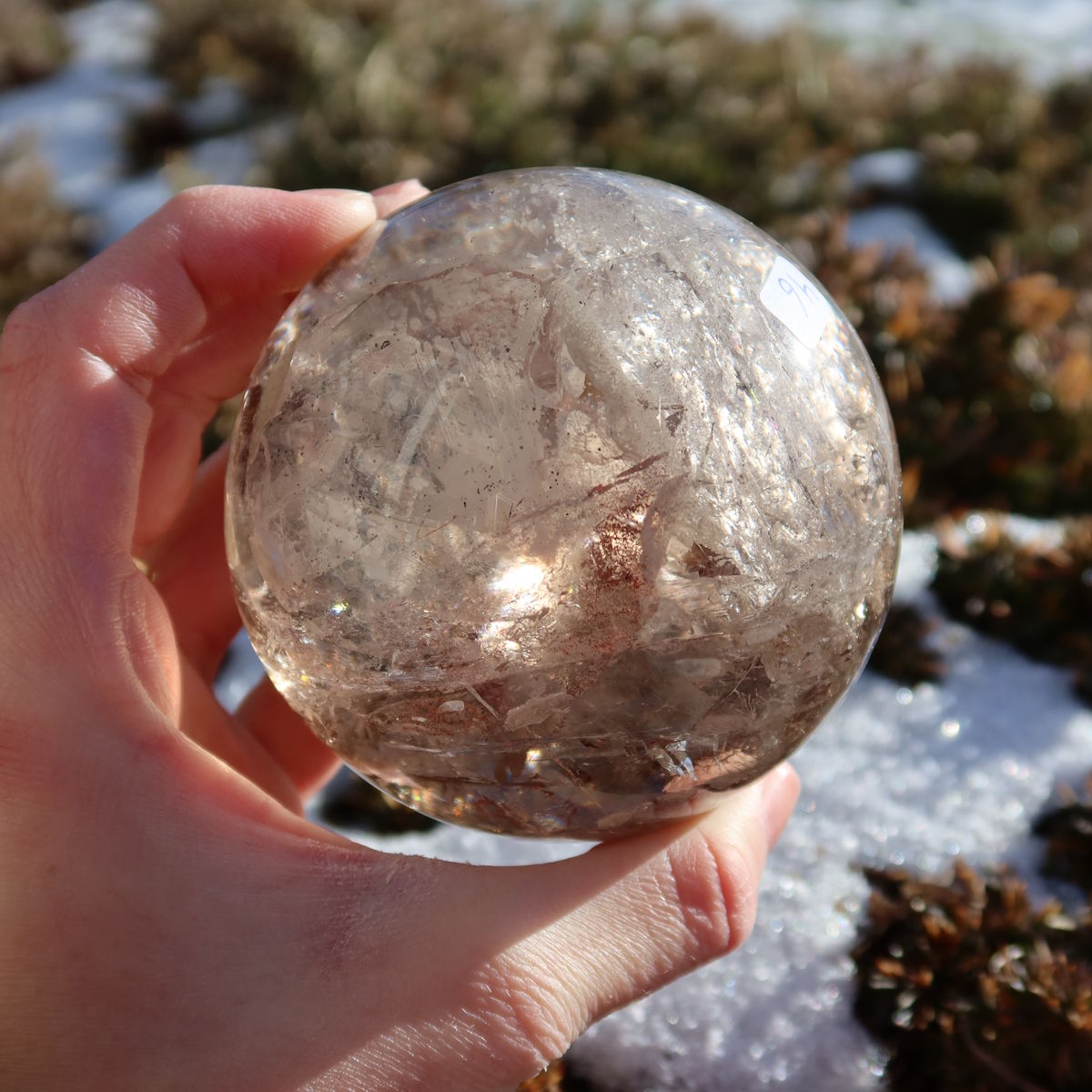 Rauchquarz Kugel – Natürliche Kristallkugel 80mm Durchmesser Nr. 46, glänzend und mit einzigartigen Einschlüssen im Sonnenlicht.