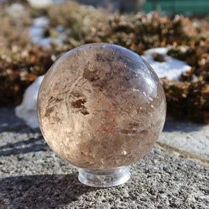 Rauchquarz Kugel – Natürliche Kristallkugel 80mm Durchmesser Nr. 46, glänzend und mit einzigartigen Einschlüssen im Sonnenlicht.