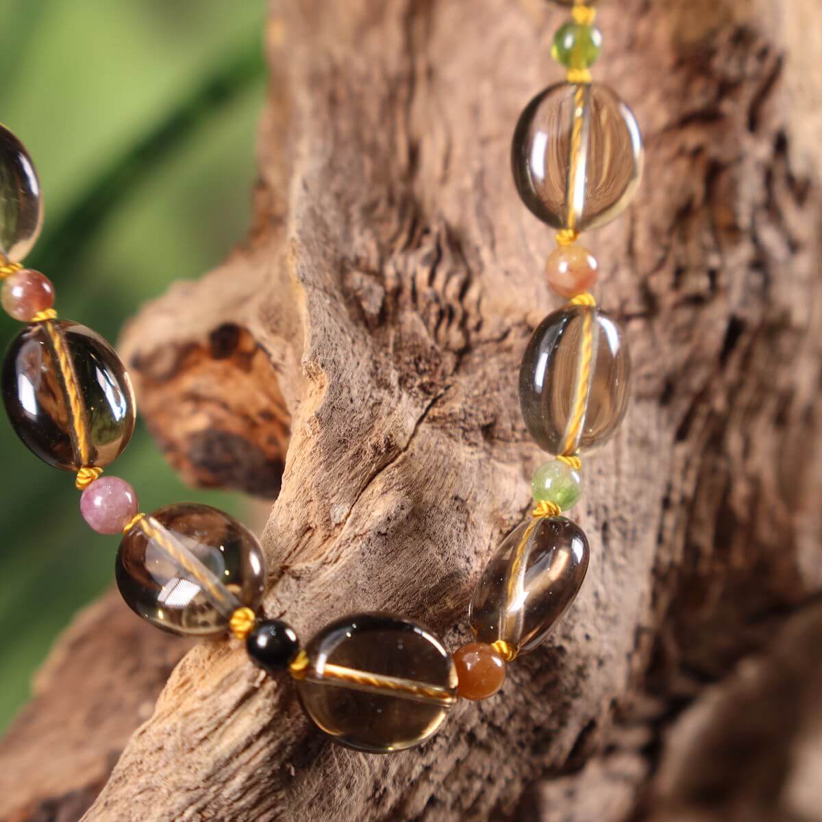 Rauchquarz mit buntem Turmalin Edelsteinkette handgeknüpft, 52cm, auf Holzdisplay. Steinwelten Ketten Steine kaufen online.