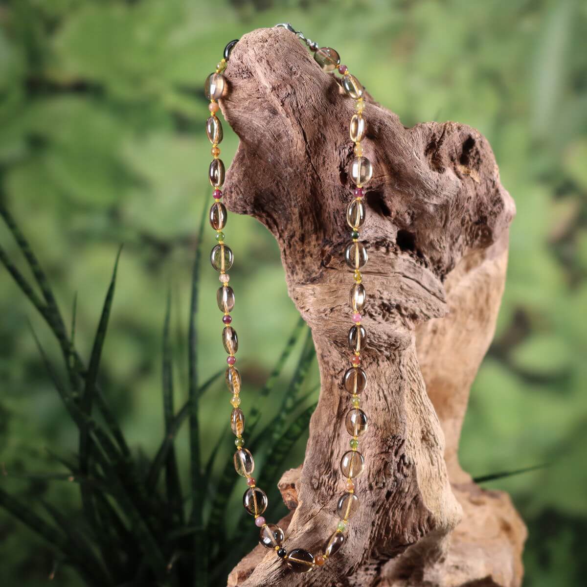 Rauchquarz mit buntem Turmalin Edelsteinkette handgeknüpft, 52cm, auf Holzdisplay. Steinwelten Ketten Steine kaufen online.