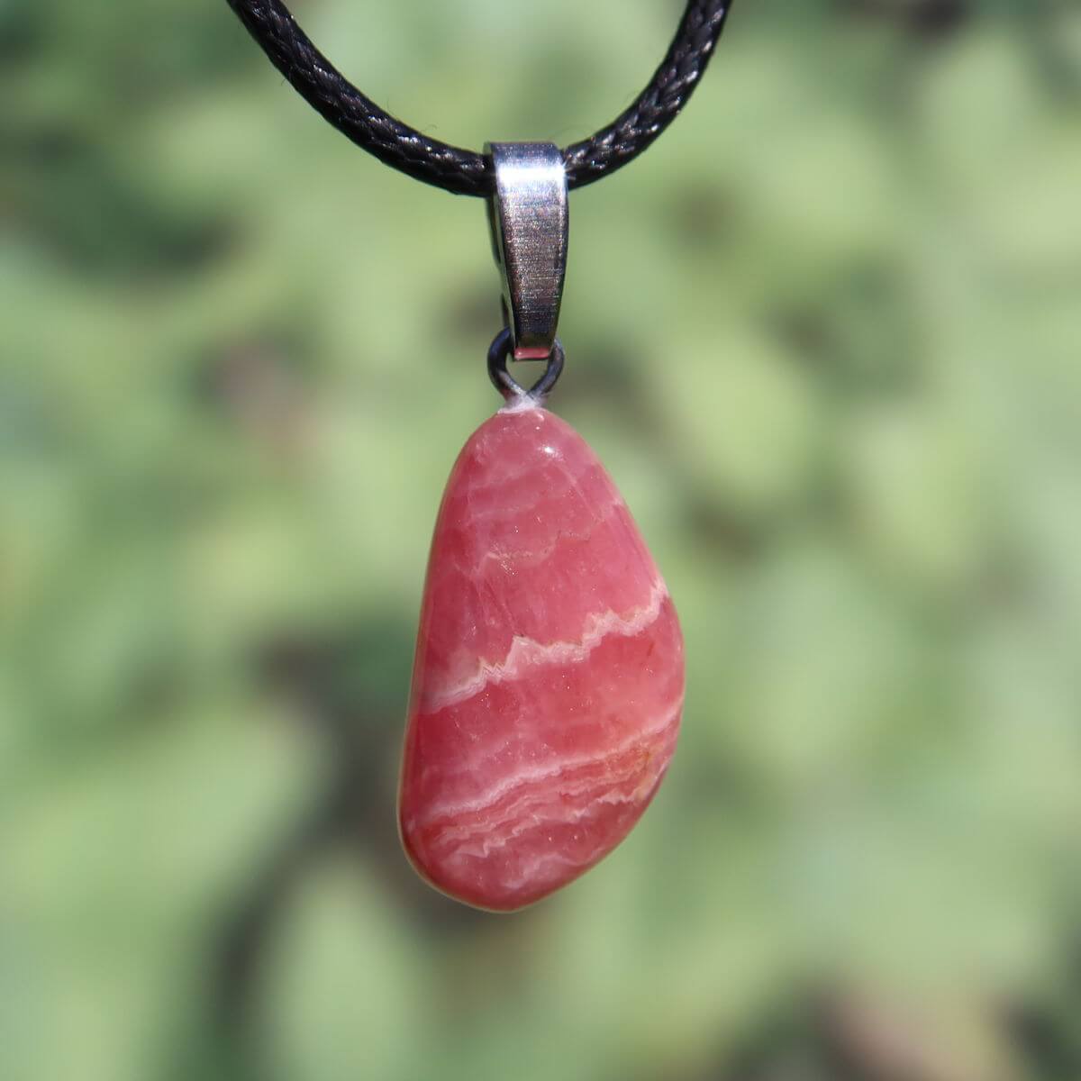 Rhodochrosit Anhänger mit einzigartiger rosa Struktur, 1A Qualität aus Argentinien, erhältlich bei Steinwelten Graz und Wiener Neustadt.