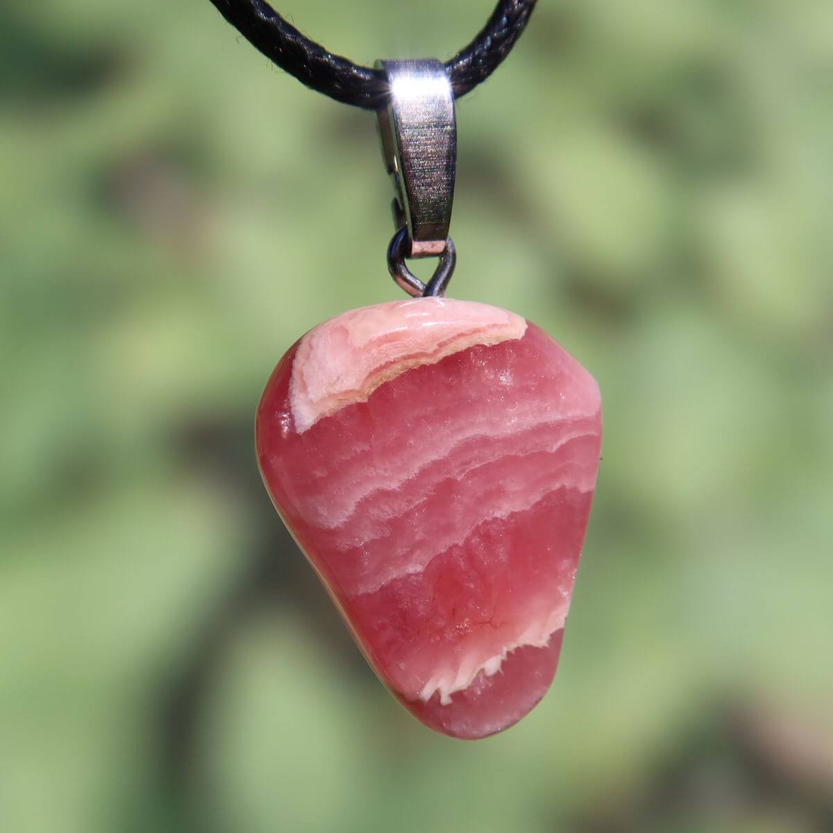 Rhodochrosit Anhänger 1A Qualität mit roter Musterung und Silberöse, erhältlich online bei Steinwelten, Graz und Wiener Neustadt.