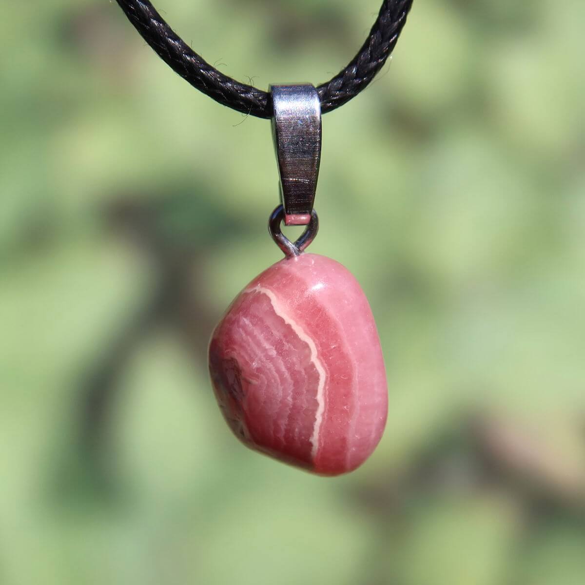 Rhodochrosit Anhänger mit Silberöse, einzigartiges rosa-rotes Edelstein-Schmuckstück aus Argentinien, online kaufen bei Steinwelten Graz.