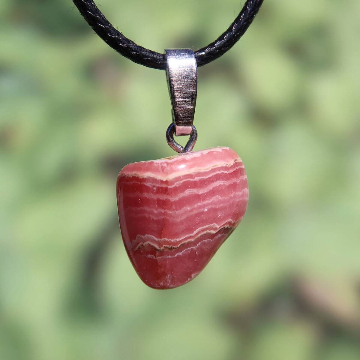 Rhodochrosit Anhänger mit Silberöse, 1A Qualität, einzigartige rosa Maserung, online kaufen bei Steinwelten in Graz und Wiener Neustadt.