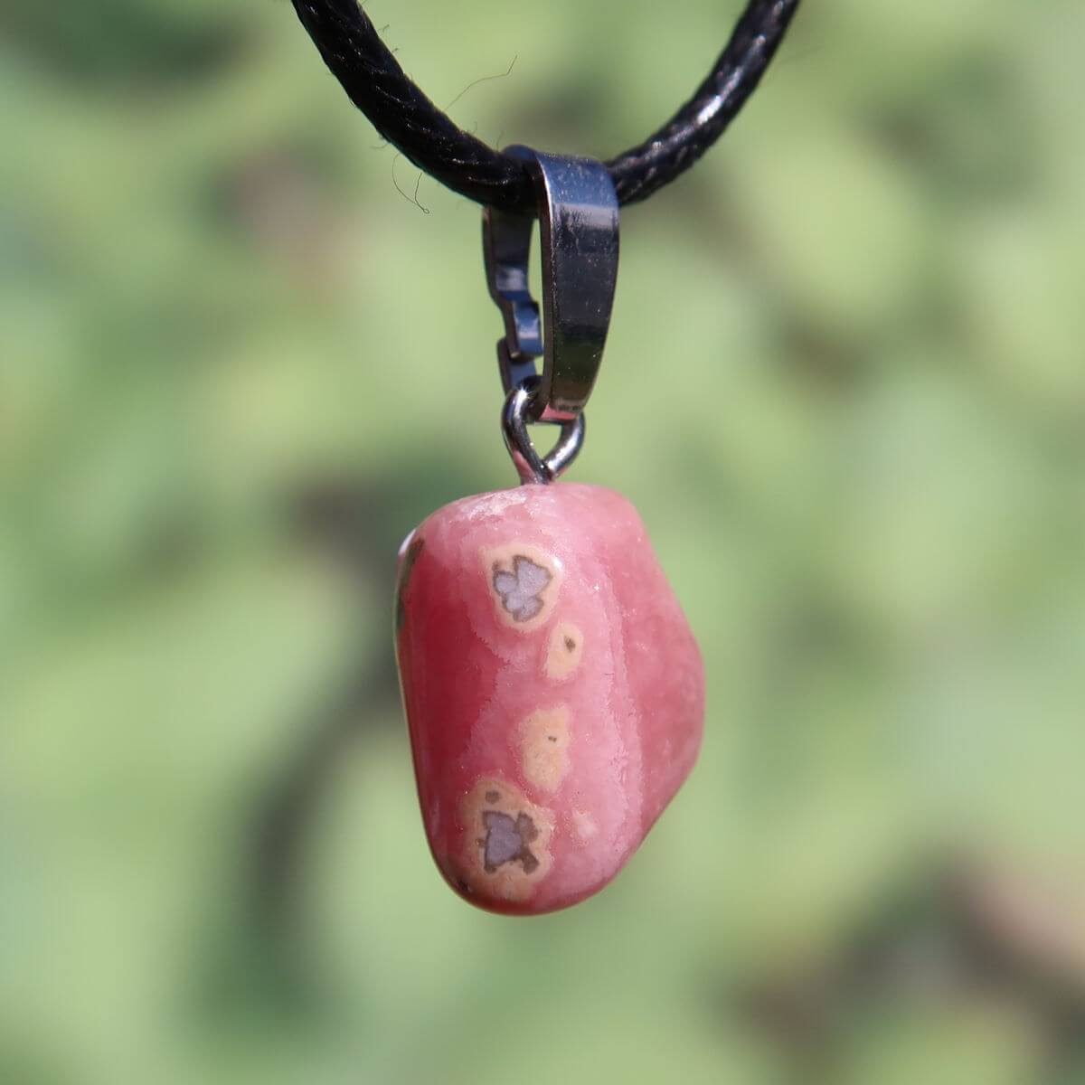 Rhodochrosit Anhänger 1A Qualität mit Silberöse, einzigartige rosa rot Marmorierung, online kaufen bei Steinwelten Graz und Wiener Neustadt.