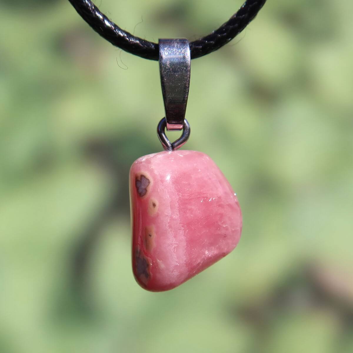 Rhodochrosit Anhänger 1A Qualität mit Silberöse, einzigartige rosa rot Marmorierung, online kaufen bei Steinwelten Graz und Wiener Neustadt.