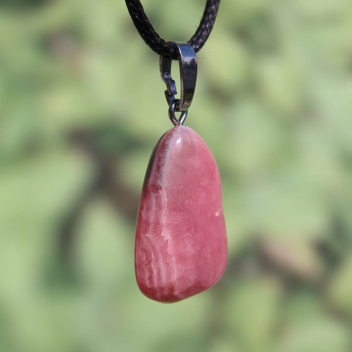 Rhodochrosit Anhänger in 1A Qualität mit Silberöse, einzigartiges rosa-rotes Schmuckstück, online kaufen bei Steinwelten, Graz und Wiener Neustadt.