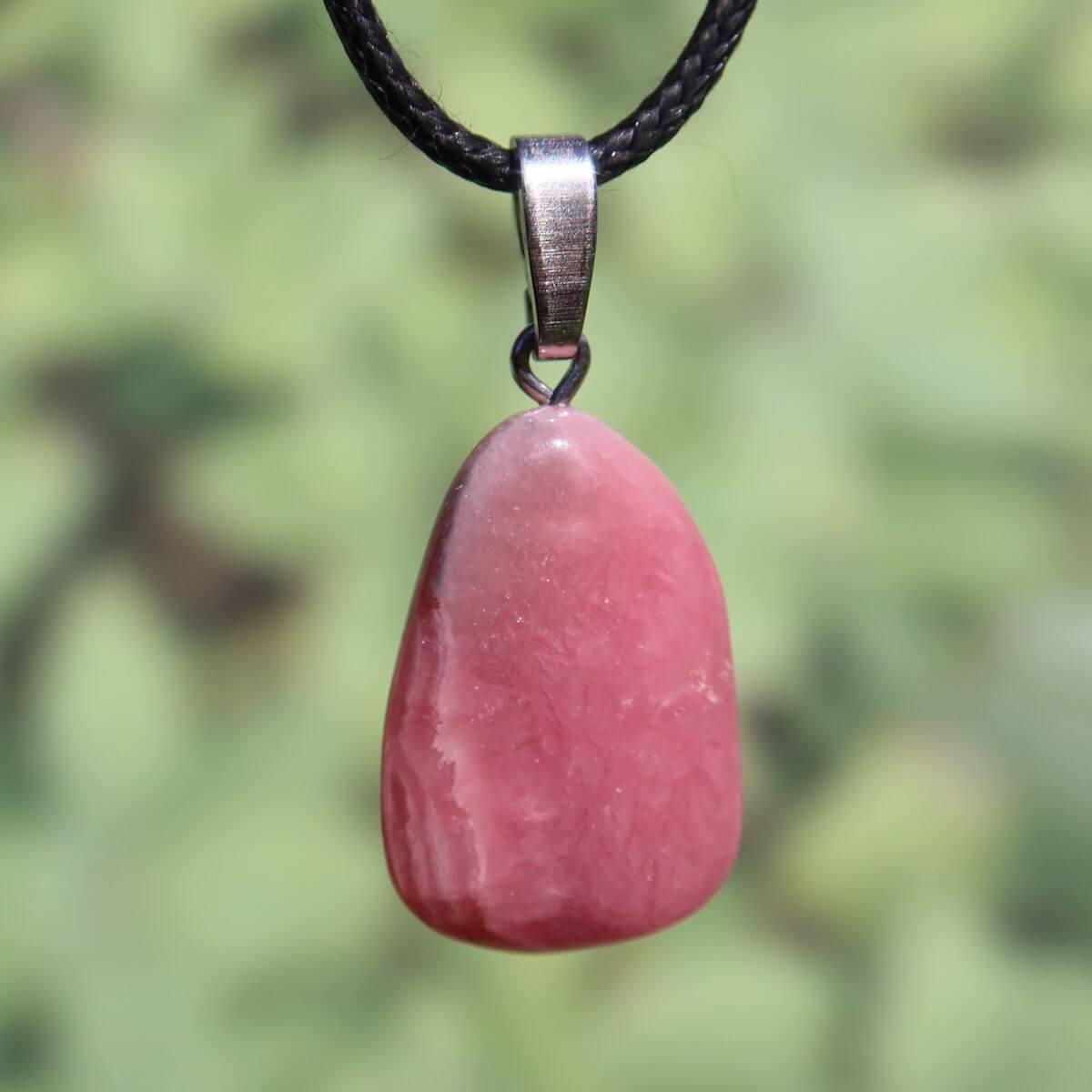 Rhodochrosit Anhänger in 1A Qualität mit Silberöse, einzigartiges rosa-rotes Schmuckstück, online kaufen bei Steinwelten, Graz und Wiener Neustadt.