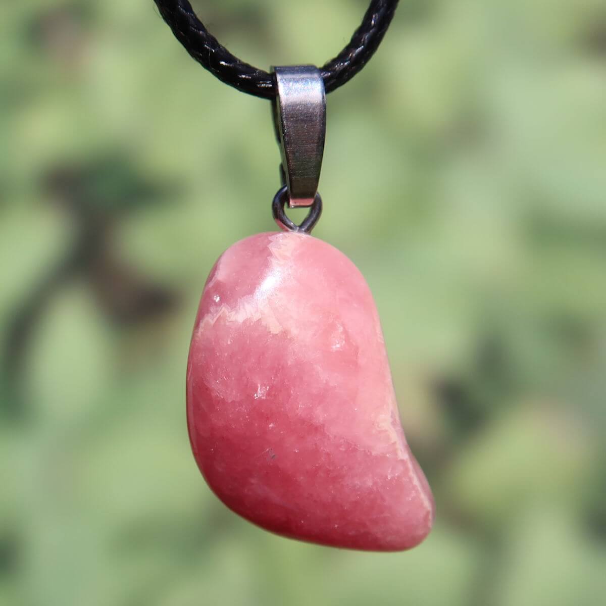 Rhodochrosit Anhänger in 1A Qualität mit rosa-roten Maserungen und Silberöse, erhältlich bei Steinwelten Graz und Wiener Neustadt.