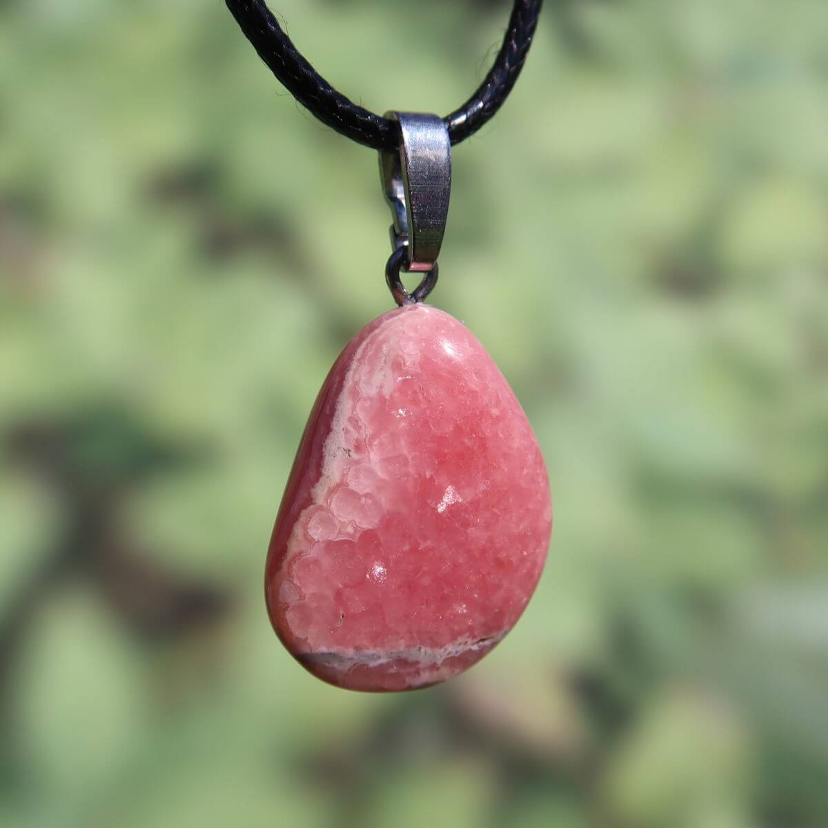 Rhodochrosit Anhänger in 1A-Qualität mit silberner Öse, online kaufen bei Steinwelten Graz und Wiener Neustadt.