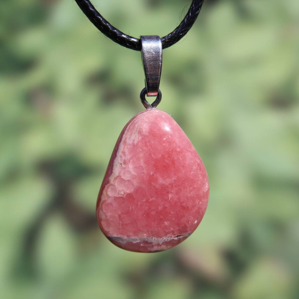 Rhodochrosit Anhänger in 1A-Qualität mit silberner Öse, online kaufen bei Steinwelten Graz und Wiener Neustadt.