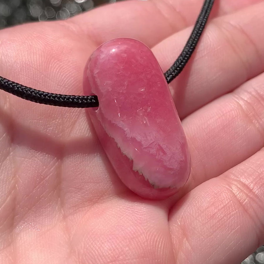 Gebohrter Rhodochrosit Anhänger von Steinwelten 