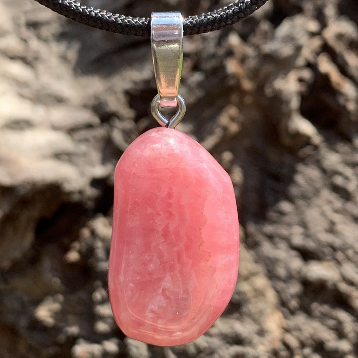 Gebohrter Trommelstein aus Rhodochrosit 