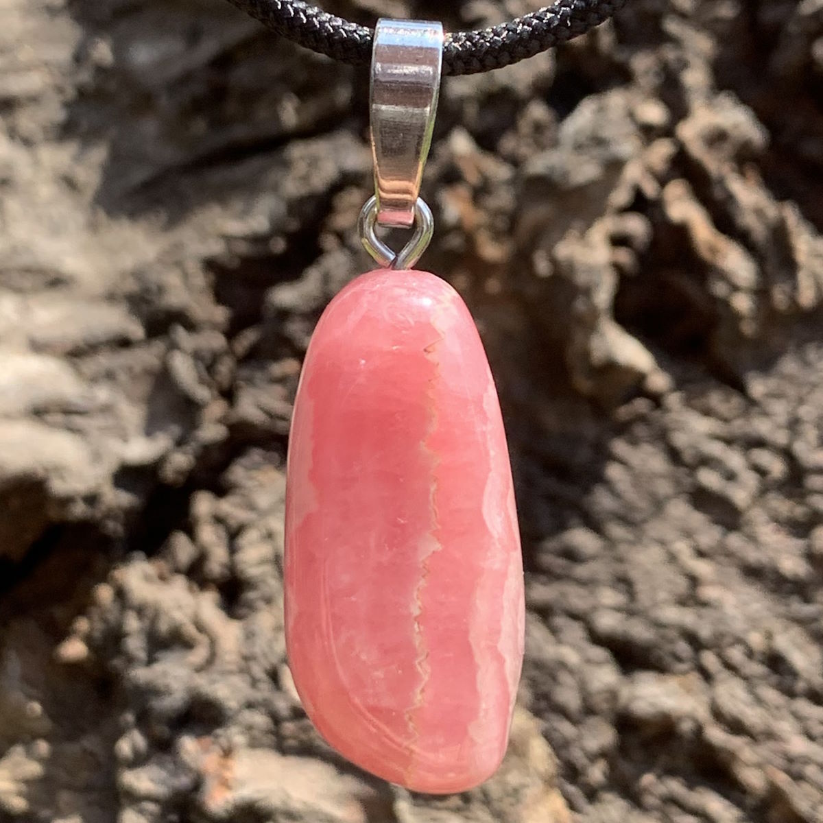 Rhodochrosit mit Silberschlaufe als Kettenanhänger 