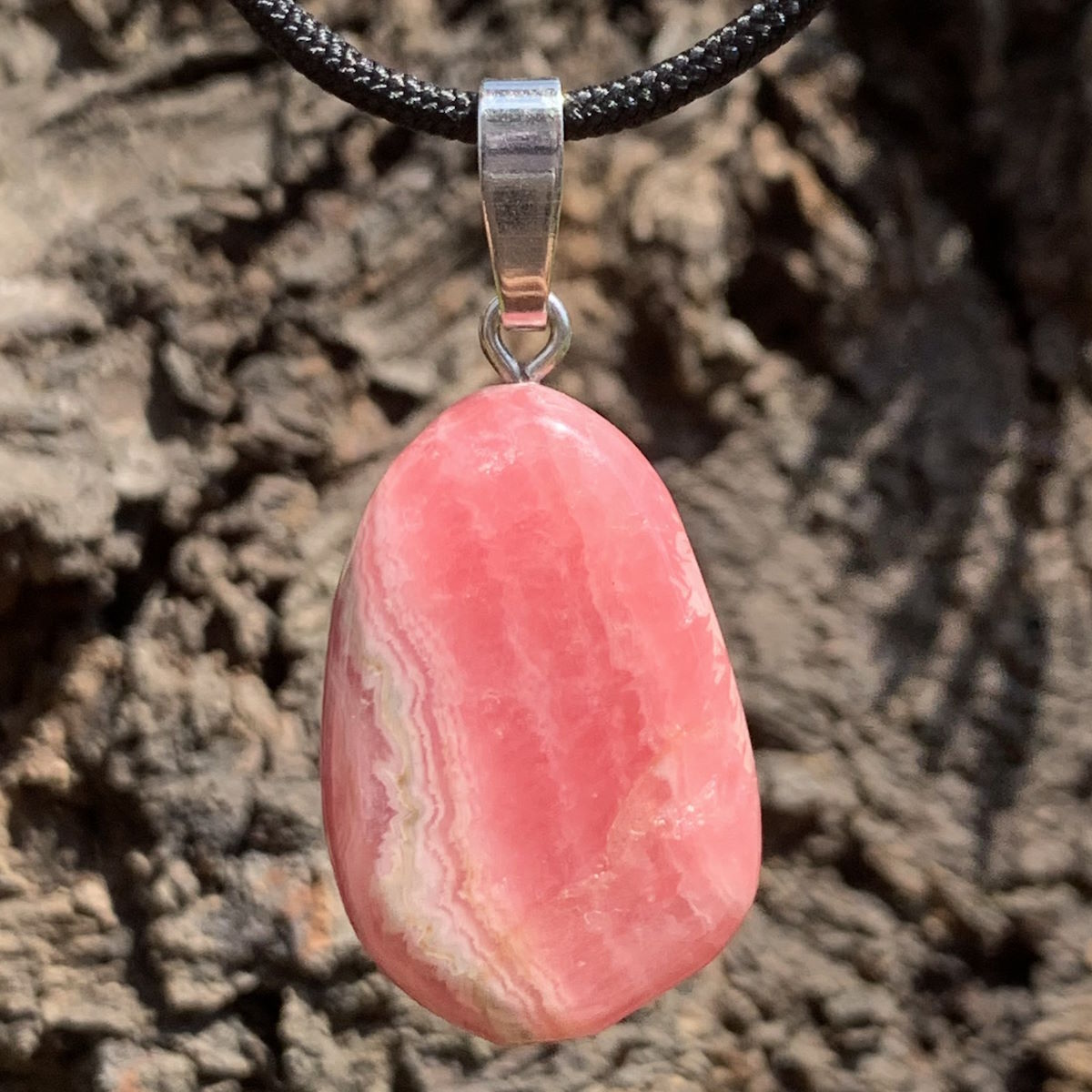 Schmuckanhänger aus Rhodochrosit mit Silberschlaufe 