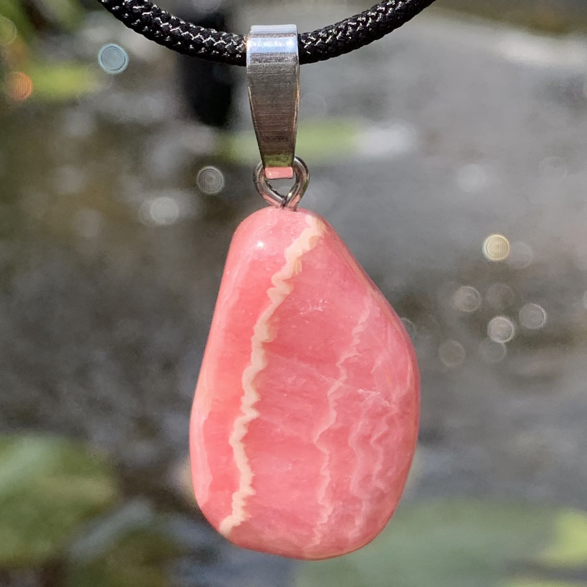 Rhodochrosit mit echter Silberschlaufe von Steinwelten 