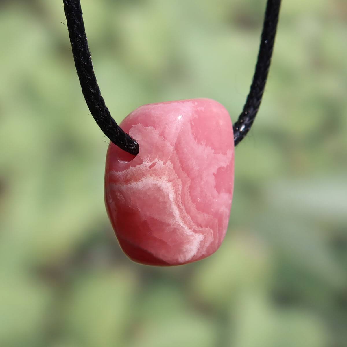 Rhodochrosit gebohrter Anhänger, 1A Qualität, rosa-rot gemasert, Steinwelten, online kaufen in Graz und Wiener Neustadt