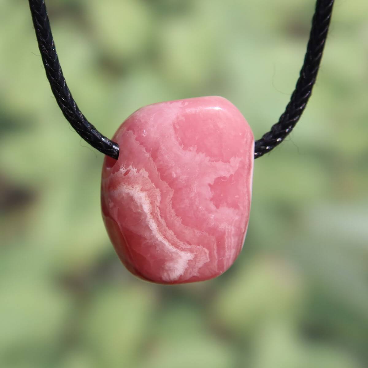 Rhodochrosit gebohrter Anhänger, 1A Qualität, rosa-rot gemasert, Steinwelten, online kaufen in Graz und Wiener Neustadt