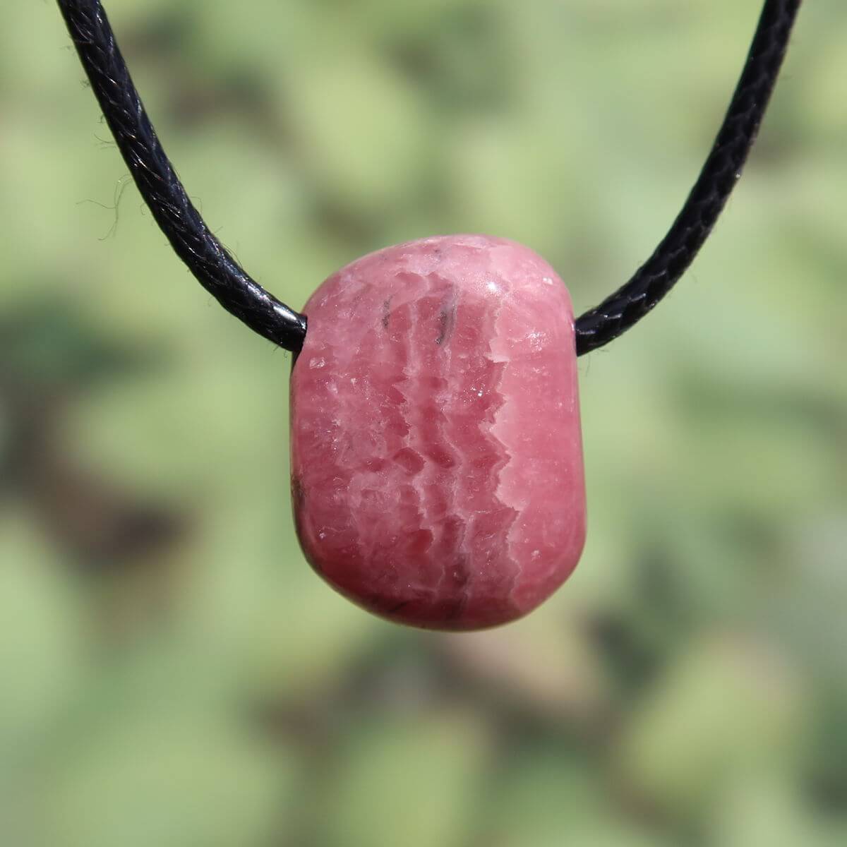 Rhodochrosit Anhänger Unikat Nr. 13 mit rosa und roter Maserung, 1A Qualität, online kaufen bei Steinwelten in Graz und Wiener Neustadt