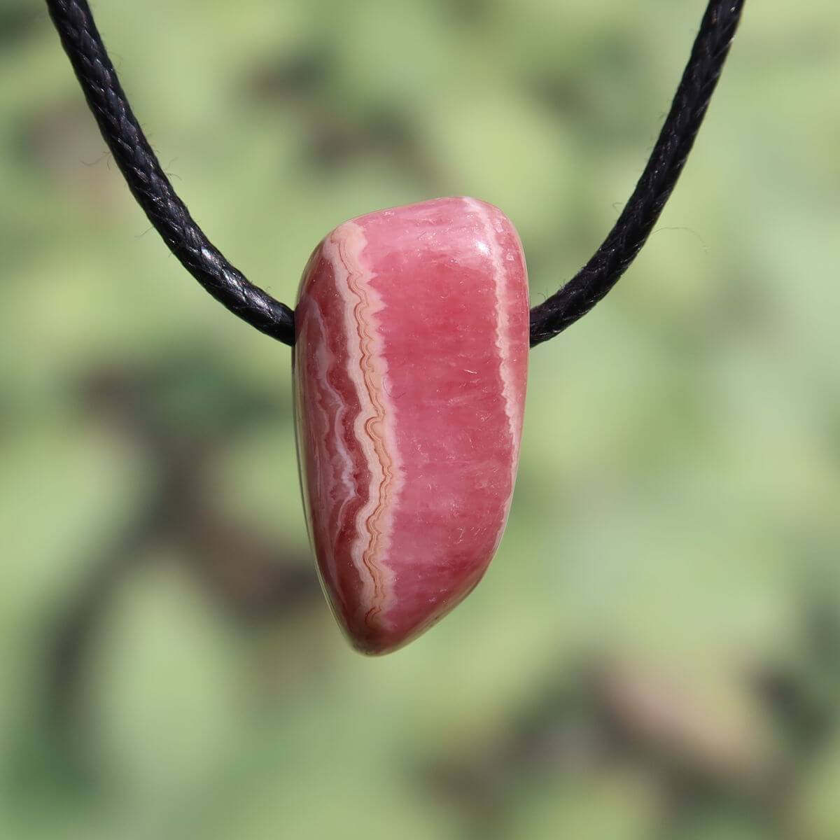 Rhodochrosit Anhänger an schwarzem Band, 1A Qualität, aus Argentinien. Einzigartige rosa Rot-Maserung. Jetzt online kaufen bei Steinwelten.