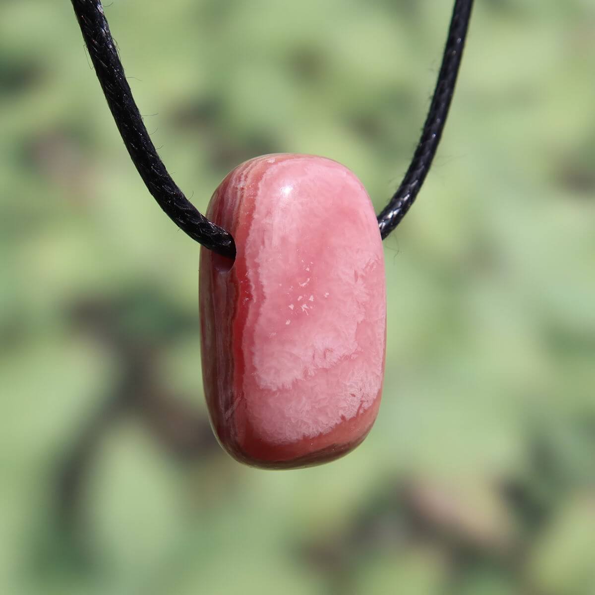 Rhodochrosit Edelstein-Anhänger 28mm, 1A Qualität, handgebohrt, rosa bis rot gemasert, online kaufen bei Steinwelten Graz und Wiener Neustadt