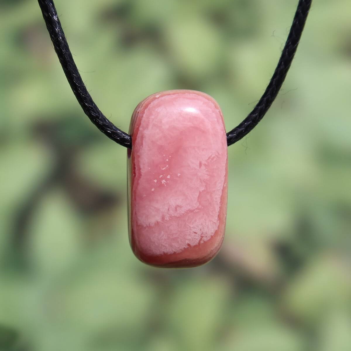 Rhodochrosit Edelstein-Anhänger 28mm, 1A Qualität, handgebohrt, rosa bis rot gemasert, online kaufen bei Steinwelten Graz und Wiener Neustadt