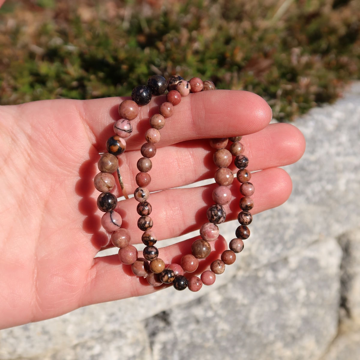 Rhodonit Edelstein Armband für schmale Handgelenke in Varianten 4-6 oder 8mm, unterstützt Selbstwert und innere Ruhe