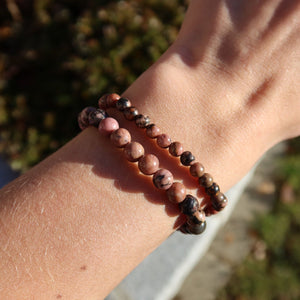 Rhodonit Edelstein Armband für schmale Handgelenke in Varianten 4-6 oder 8mm, zwei Armbänder am Handgelenk im natürlichen Licht