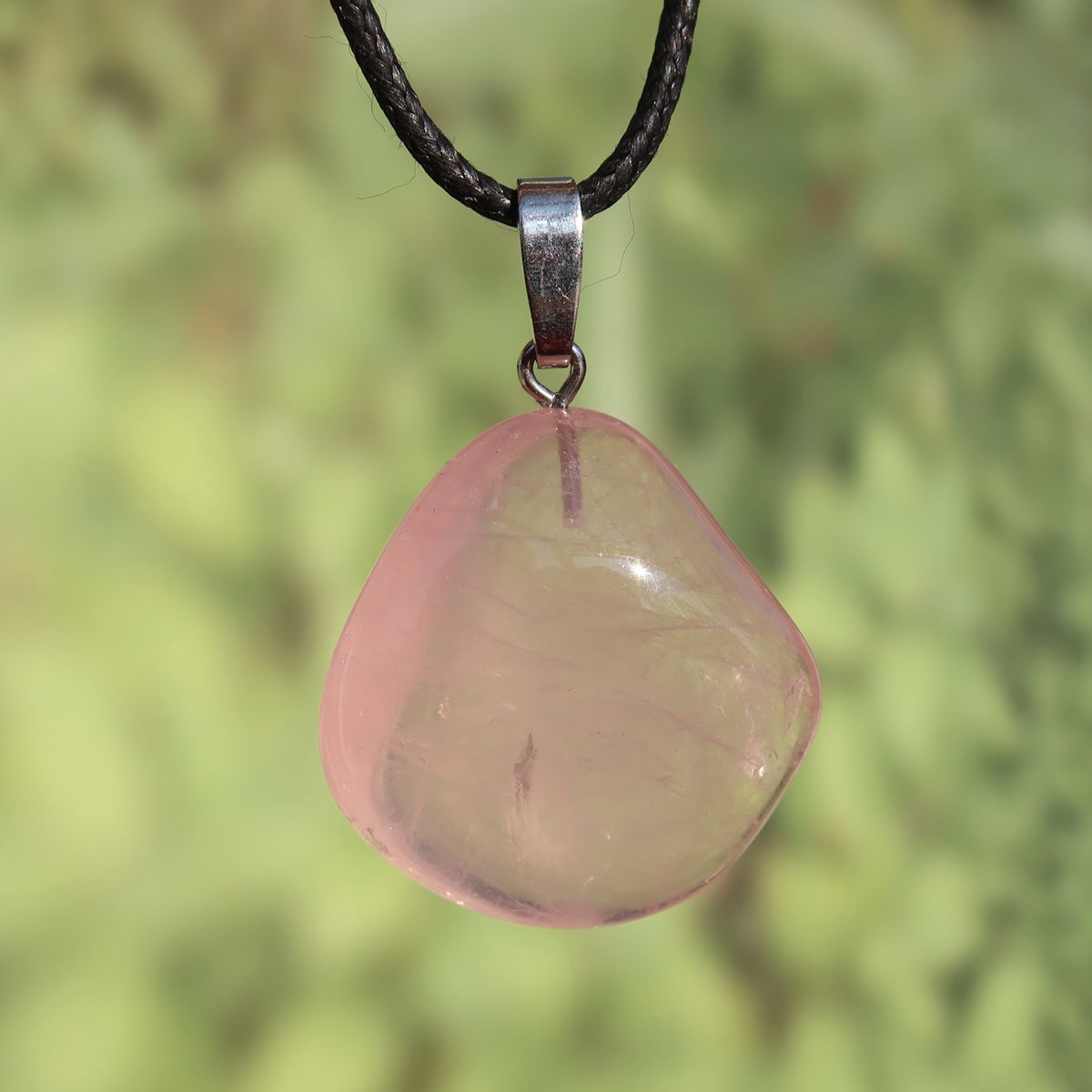 Rosenquarz Anhänger - Liebe und Geborgenheit - Nr. 2, zarter roséfarbener Stein auf Nylonkette.