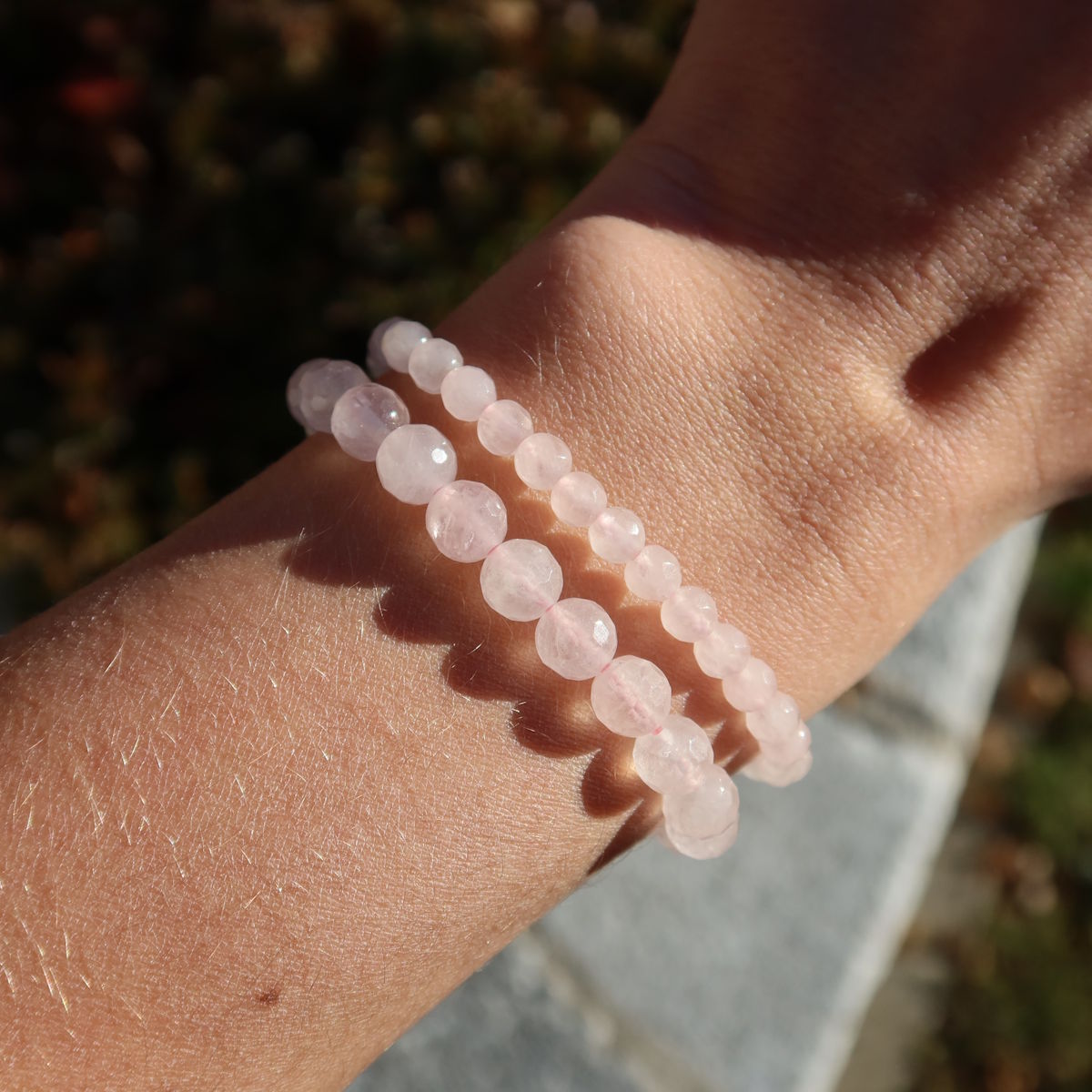 Rosenquarz facettiert Edelstein Armband - 1 Stück - in Varianten 4-6 oder 8mm, auf einem Handgelenk, im Sonnenlicht glitzernd