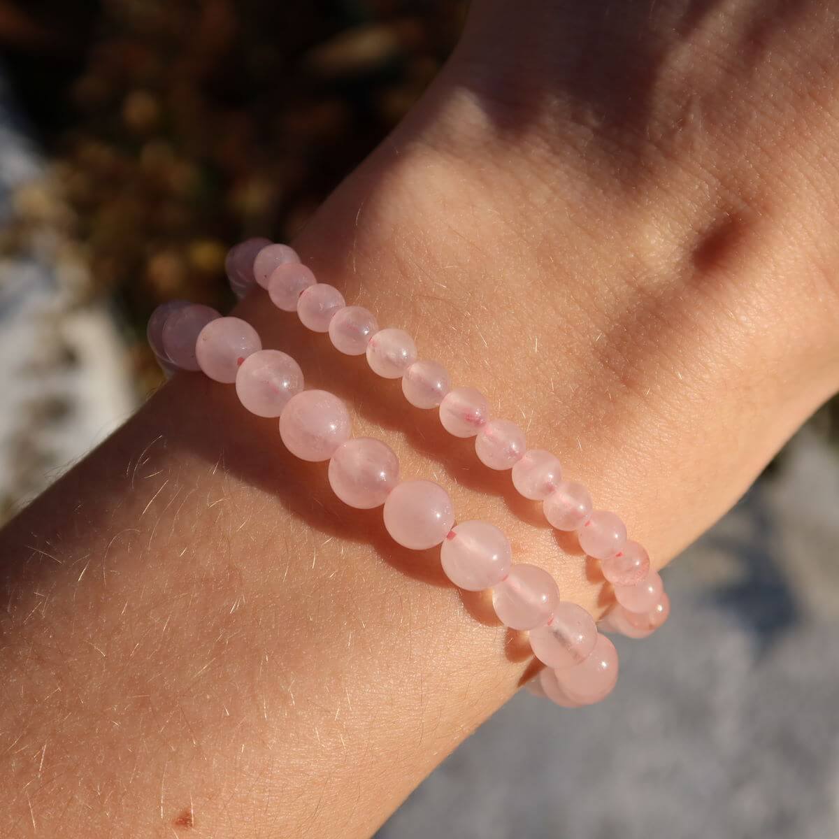Rosenquarz Edelstein Armband für schmale Handgelenke, zart rosa Perlen, erhältlich in 4-6-8mm, jetzt im Steinwelten Online Shop kaufen