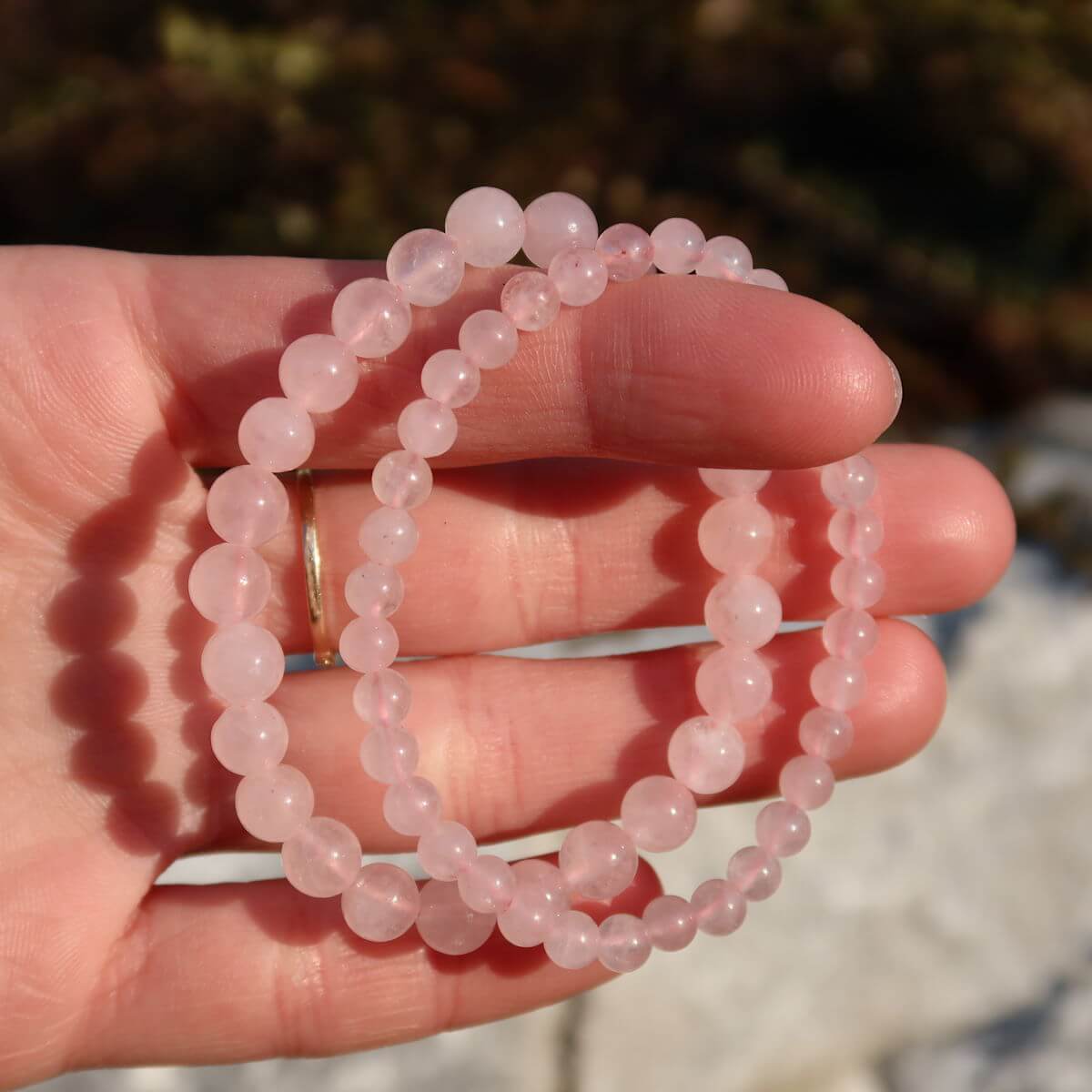 Rosenquarz Edelstein Armband für schmale Handgelenke, zart rosa Perlen, erhältlich in 4-6-8mm, jetzt im Steinwelten Online Shop kaufen