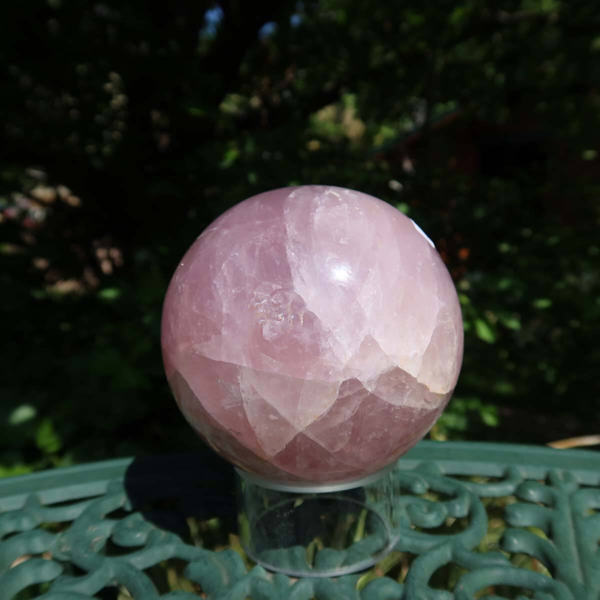 Rosenquarz Kugel geschliffen, 85mm Durchmesser, Stein der Liebe, für harmonische Atmosphäre in Wohn- und Schlafzimmer.