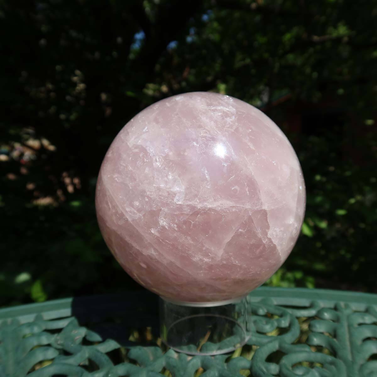 Rosenquarz Kugel UNIKAT Nr. 20, 110mm Durchmesser, Stein der Liebe, perfekte Deko für harmonische Atmosphäre in Wohnräumen.